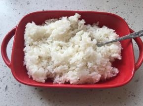 准备一盘温热的米饭