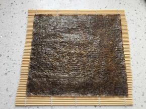 取一张紫菜铺在寿司帘上