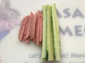 将黄瓜和香肠切好