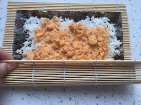 将寿司卷起