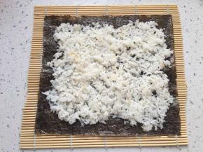 均匀的铺一层米饭，不要太厚，用勺子稍微压实