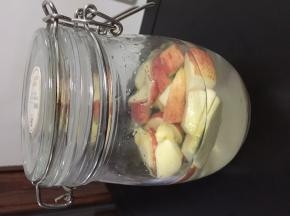 将苹果洗净后用厨房纸吸干表面水份，然后将苹果切成薄片放入无油无垢的玻璃罐里，加入清水和白砂糖搅拌均匀后室温放置5天，每天开盖搅拌一次