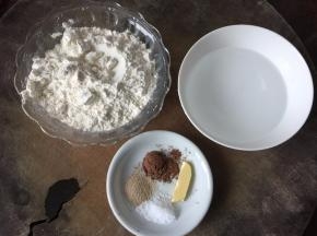 待种面团冷藏好后准备好主面团材料