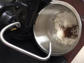 将所有材料除黄油外放入卡士厨师机里