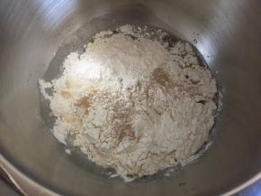 将所有材料放入卡士厨师机里