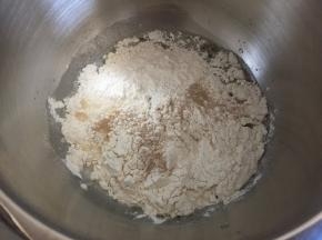将所有材料放入卡士厨师机里