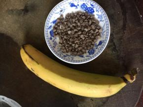 准备好香蕉和巧克力不溶豆