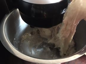 种面团撕成小块一起放入搅拌