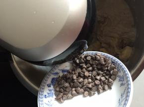 倒入香蕉和巧克力不溶豆一起搅拌均匀