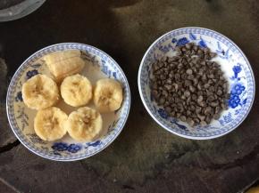 将香蕉去皮掰成小块