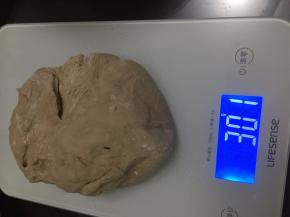 然后将搅拌好的面团取出分成300g大小的等份