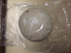 另一个也是排气收紧成圆形放入烤盘里盖上保鲜膜室温醒发40分钟