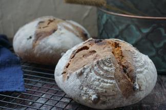 出炉后放网架上放凉冷却