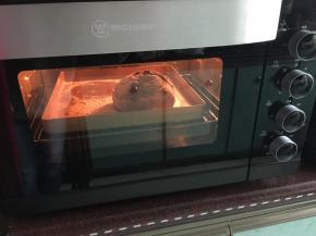 最后放入已预热好的190摄氏度的烤箱中上下火烤25分钟左右即可，最后用风门烤5分钟