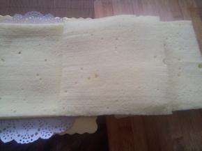 蛋糕用分片器切成3片。