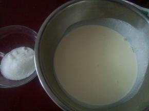 淡奶油加入细砂糖。