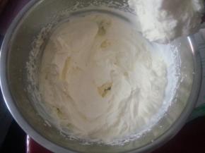 打蛋器低速打至九分。