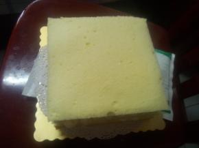 盖上一片蛋糕片。