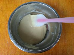 倒入过筛的低筋粉，搅拌均匀。