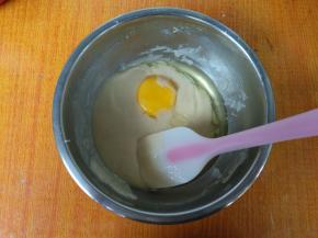 加入1个蛋黄，搅拌均匀。
