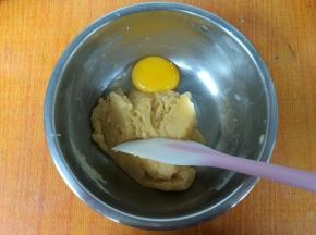 继续加入下一个蛋黄，直至加完。
