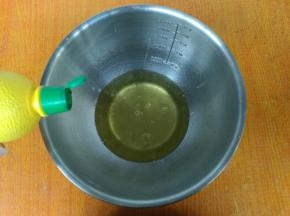 蛋白内加入柠檬汁  ，电动打蛋器打发。此时可以预热烤箱了，上150下160预热10分钟。