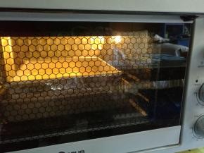 送入预热好的烤箱水浴法上火140度，下火150度烘烤70分钟即可。