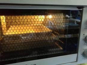 送入预热好的烤箱水浴法上火140度，下火150度烘烤70分钟即可。