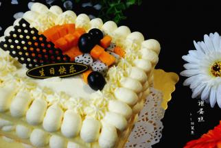 放上切好的芒果，火龙果，提子，巧克力片装饰。随意发挥就好了。无色素无负担的天然裸蛋糕就完成了。