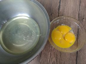 分离蛋清蛋黄。蛋清盆需无油无水，蛋黄先分离在一个碗内。