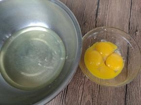 分离蛋清蛋黄。蛋清盆需无油无水，蛋黄先分离在一个碗内。
