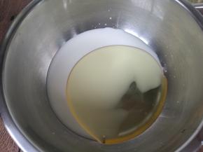 牛奶、油称好倒入盆内，打手动蛋器混合均匀，充分乳化，成白色。