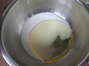 牛奶、油称好倒入盆内，打手动蛋器混合均匀，充分乳化，成白色。