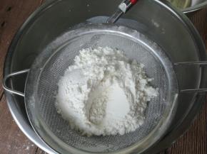 筛入低筋粉。