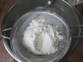 筛入低筋粉。
