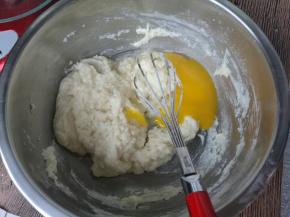 加入蛋黄，一个一个加入，一个混合均匀再加入下一个。