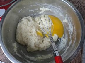 加入蛋黄，一个一个加入，一个混合均匀再加入下一个。