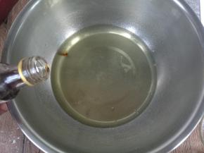 蛋白盆内加入3-4滴香草精（也可不加，或加入柠檬汁）。