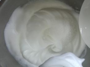 继续打发，至出现纹路，加入最后的细砂糖。同时烤箱上下火130度预热。