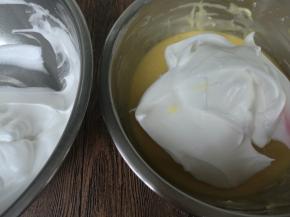 取三分之一蛋白加入蛋黄糊中，翻拌或切拌均匀。