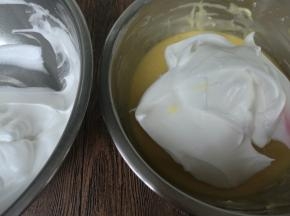 取三分之一蛋白加入蛋黄糊中，翻拌或切拌均匀。