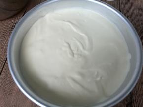 从高处倒入模具八分满，防止卷入空气，轻震两下震出大气孔。