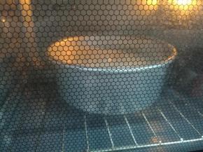 送入预热好的烤箱，以山下火125度烘烤40分钟，转145度烘烤30分钟。（温度和时间仅供参考，具体还要根据自己烤箱调整）