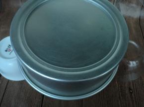 出炉后轻震两下，震出热气，迅速倒扣在两个碗之间。如果不满模可以倒扣烤网。