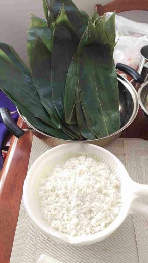 1：准备好材料，糯米我买泰国糯米，提前一个晚上加水泡了。叶子煮了5分钟后，拿出来滴干水份。豆沙我煮的时候加了斑斓叶和陈皮，所以有淡淡的香味.