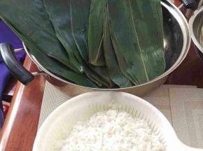 1：准备好材料，糯米我买泰国糯米，提前一个晚上加水泡了。叶子煮了5分钟后，拿出来滴干水份。豆沙我煮的时候加了斑斓叶和陈皮，所以有淡淡的香味.