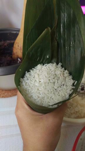 之后再放一层糯米，再轻轻压一压，不要放满。留1CM位置。



