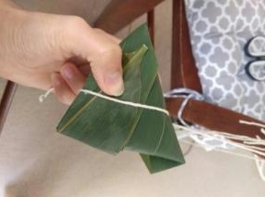 最后用线绑紧，不要拉太紧，只要不要让叶子松掉就行了。



 






7：最后用线绑紧，不要拉太紧，只要不要让叶子松掉就行了。



 




