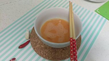 鸡蛋打出来，加适量盐巴。