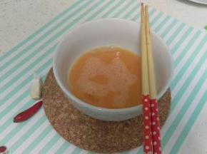 鸡蛋打出来，加适量盐巴。